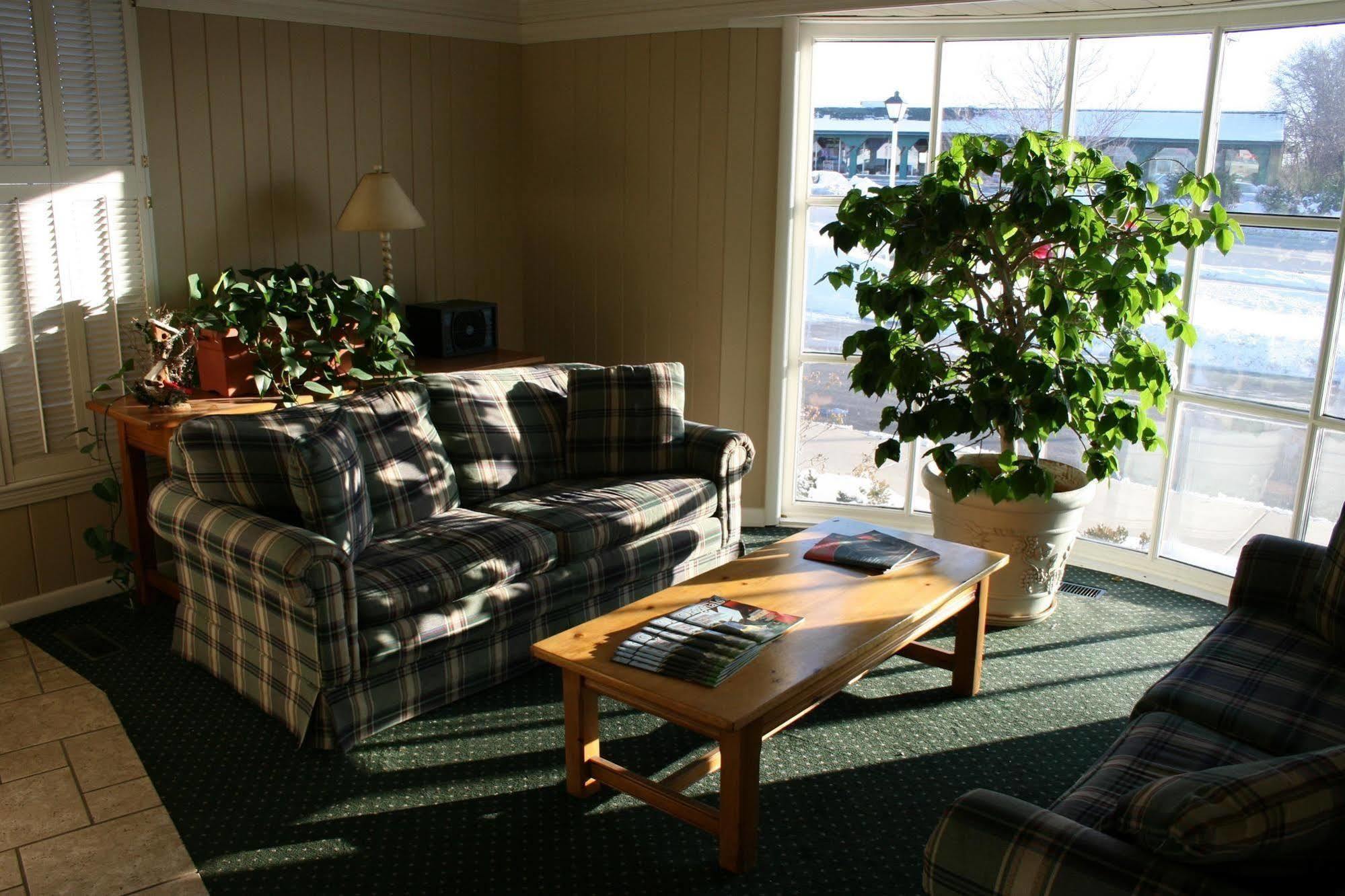 Alpine Inn & Suites Rockford Exterior photo